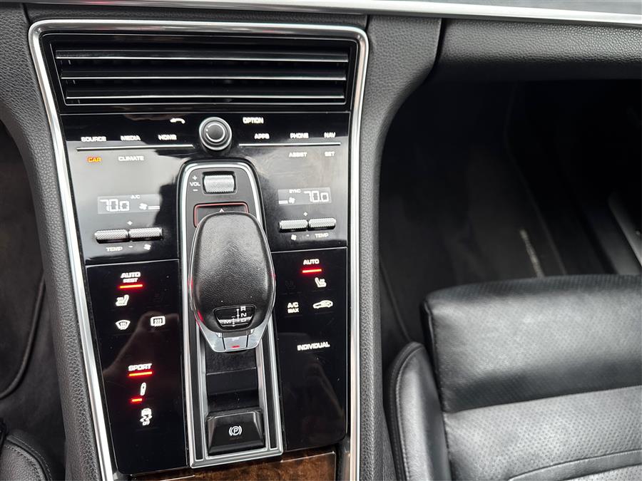 2018 Porsche Panamera 4 AWD photo