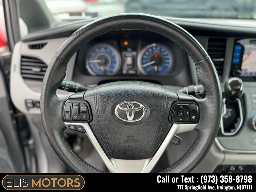 2017 Toyota Sienna Limited AWD 7-Passenger (Natl) photo
