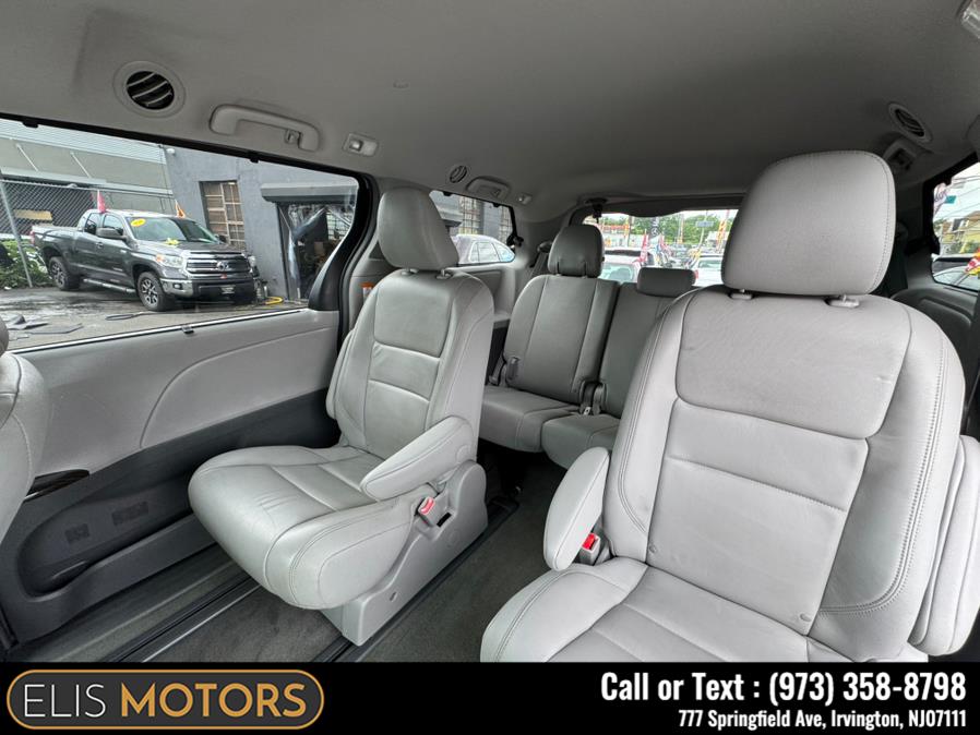 2017 Toyota Sienna Limited AWD 7-Passenger (Natl) photo