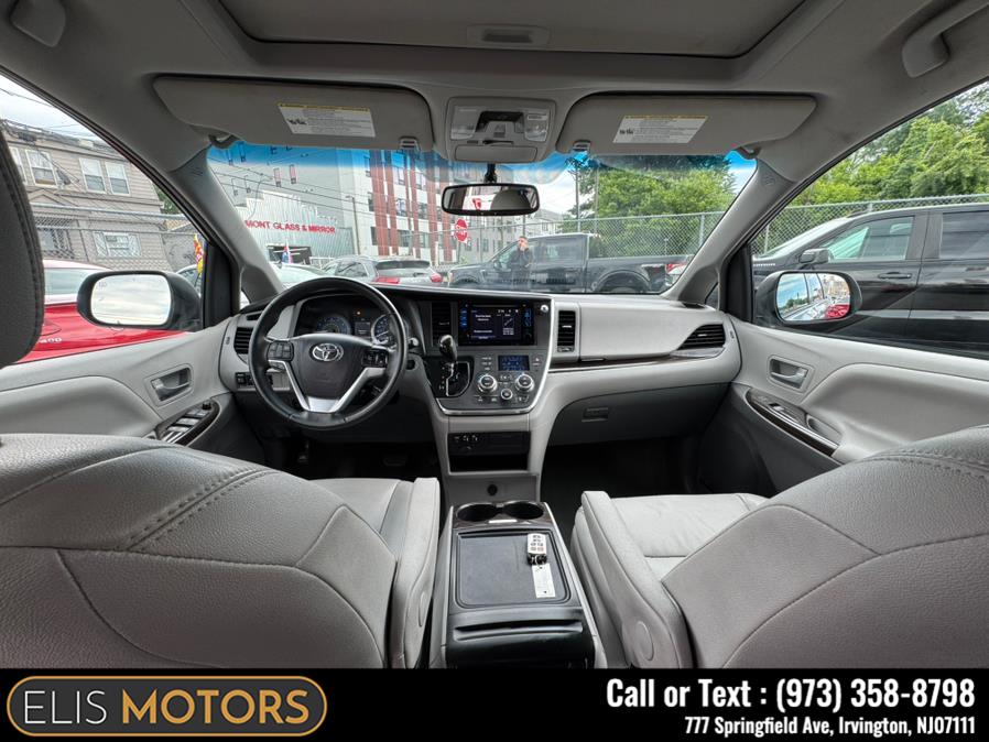 2017 Toyota Sienna Limited AWD 7-Passenger (Natl) photo