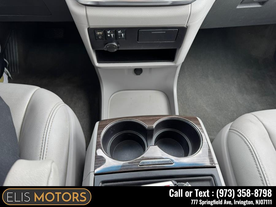 2017 Toyota Sienna Limited AWD 7-Passenger (Natl) photo