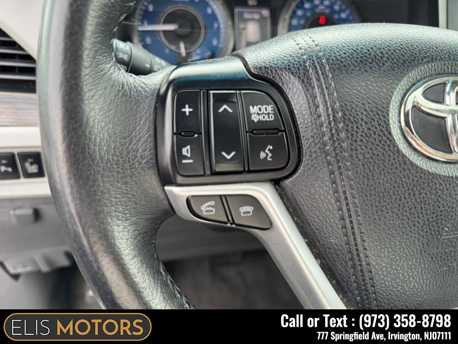 2017 Toyota Sienna Limited AWD 7-Passenger (Natl) photo