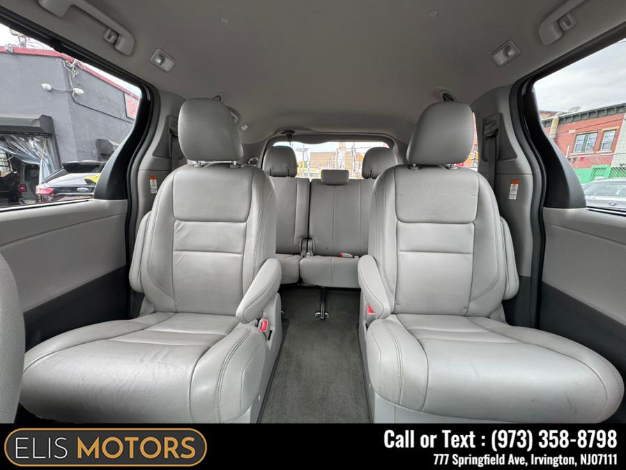 2017 Toyota Sienna Limited AWD 7-Passenger (Natl) photo