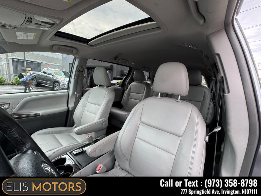 2017 Toyota Sienna Limited AWD 7-Passenger (Natl) photo