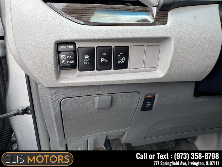 2017 Toyota Sienna Limited AWD 7-Passenger (Natl) photo