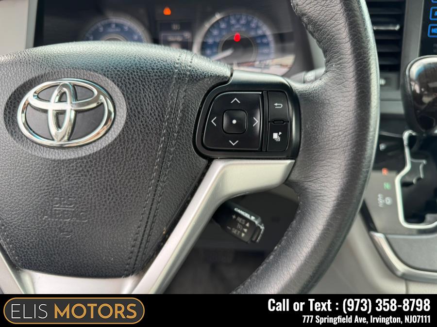 2017 Toyota Sienna Limited AWD 7-Passenger (Natl) photo
