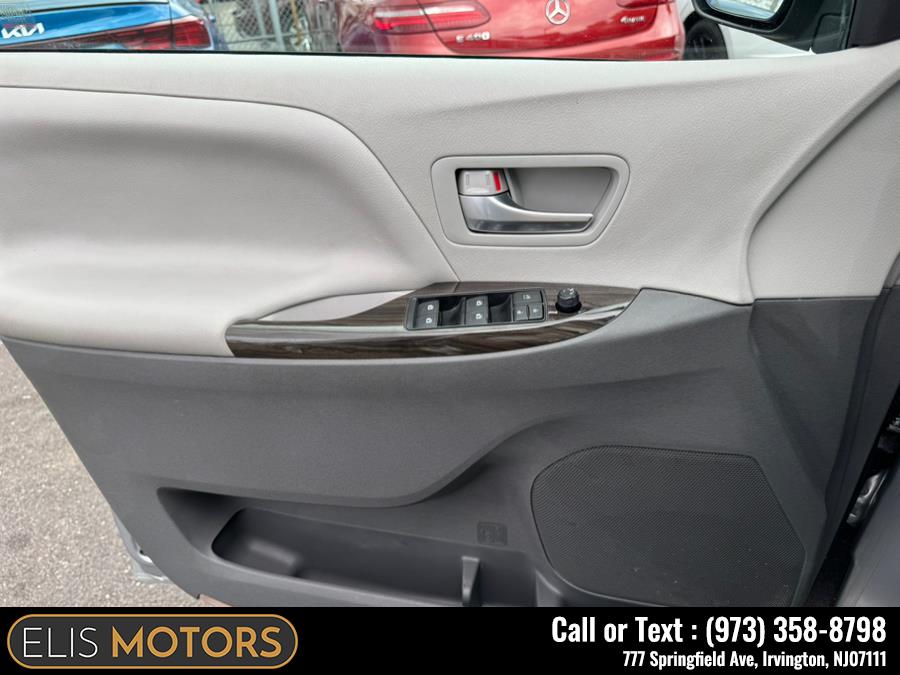 2017 Toyota Sienna Limited AWD 7-Passenger (Natl) photo