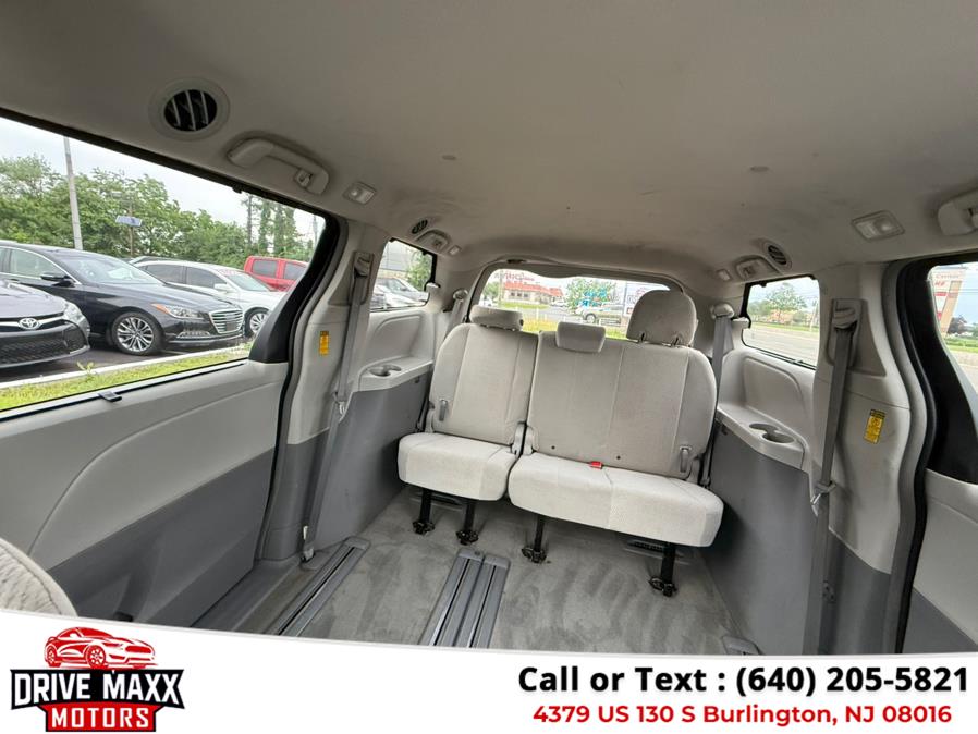 2014 Toyota Sienna LE 7-Passenger Auto Access Sea photo