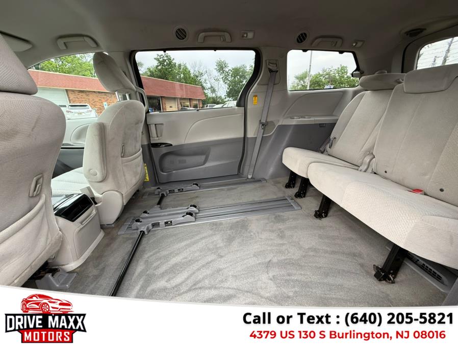 2014 Toyota Sienna LE 7-Passenger Auto Access Sea photo