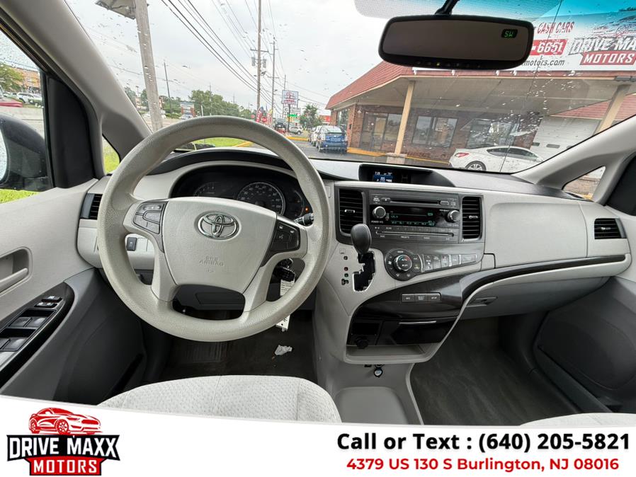 2014 Toyota Sienna LE 7-Passenger Auto Access Sea photo