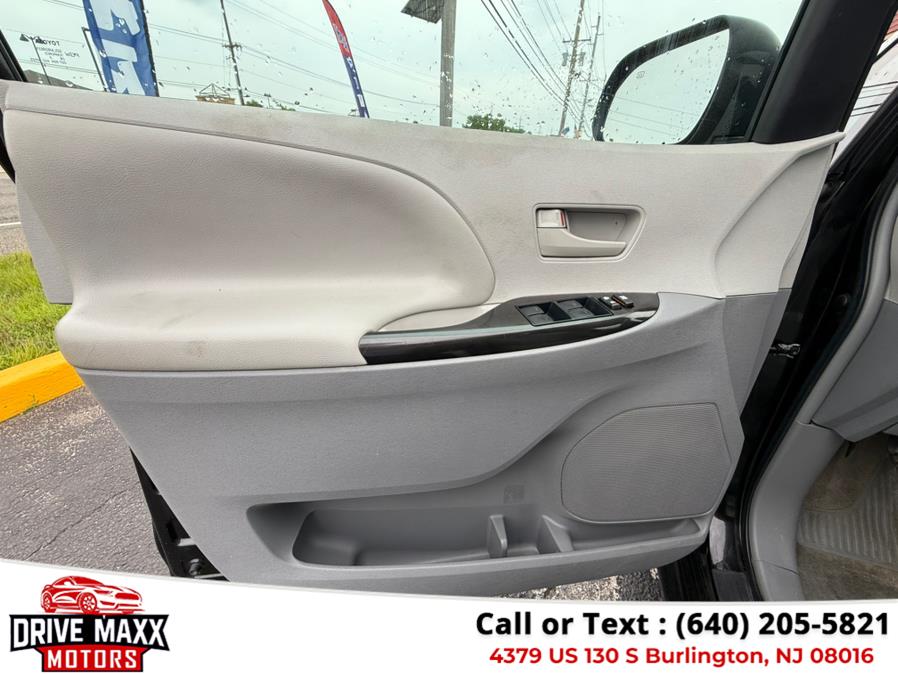 2014 Toyota Sienna LE 7-Passenger Auto Access Sea photo