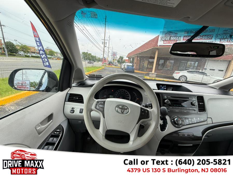 2014 Toyota Sienna LE 7-Passenger Auto Access Sea photo