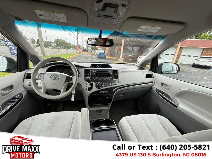 2014 Toyota Sienna LE 7-Passenger Auto Access Sea photo