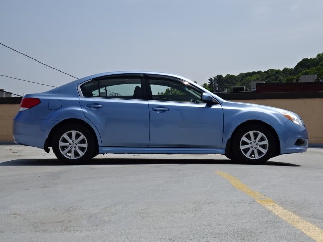 2010 Subaru Legacy 2.5i Premium photo