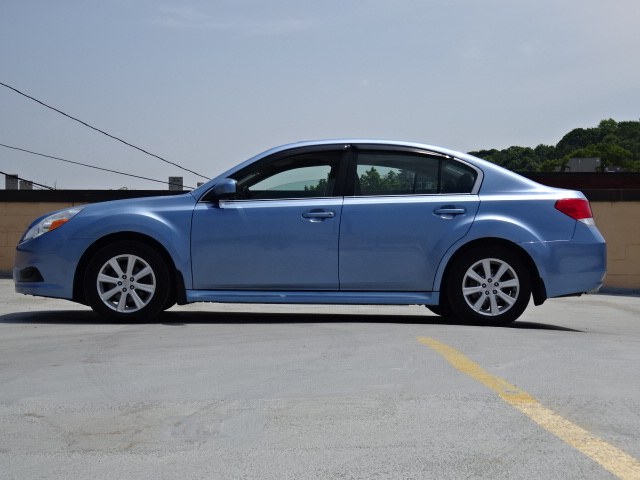 2010 Subaru Legacy 2.5i Premium photo