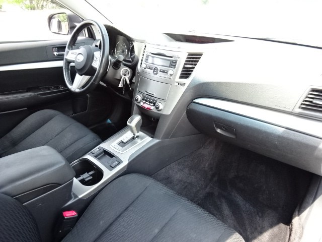 2010 Subaru Legacy 2.5i Premium photo
