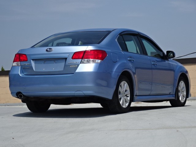2010 Subaru Legacy 2.5i Premium photo