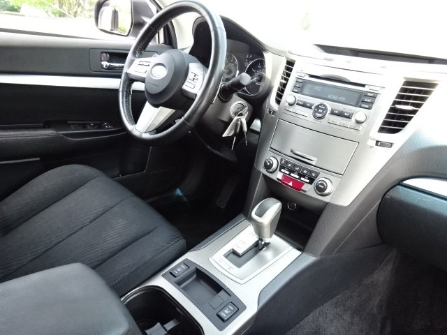 2010 Subaru Legacy 2.5i Premium photo