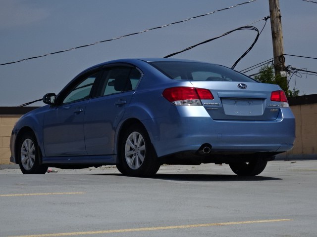 2010 Subaru Legacy 2.5i Premium photo