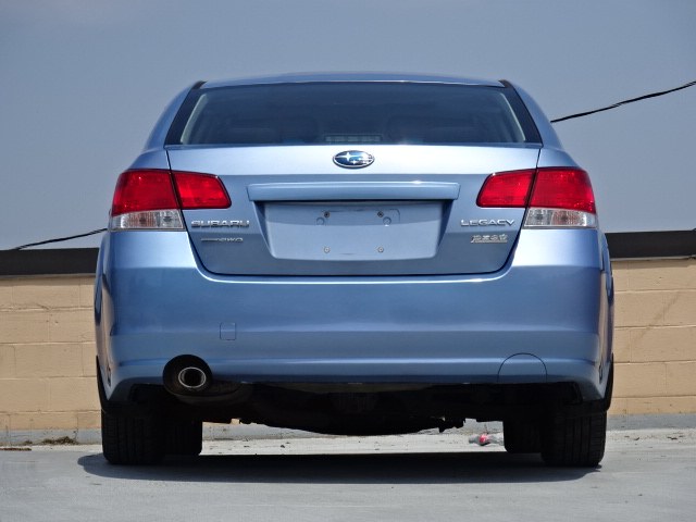 2010 Subaru Legacy 2.5i Premium photo