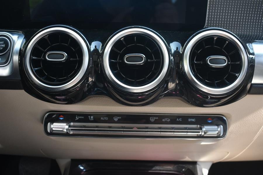 2021 Mercedes-Benz GLB GLB 250 photo