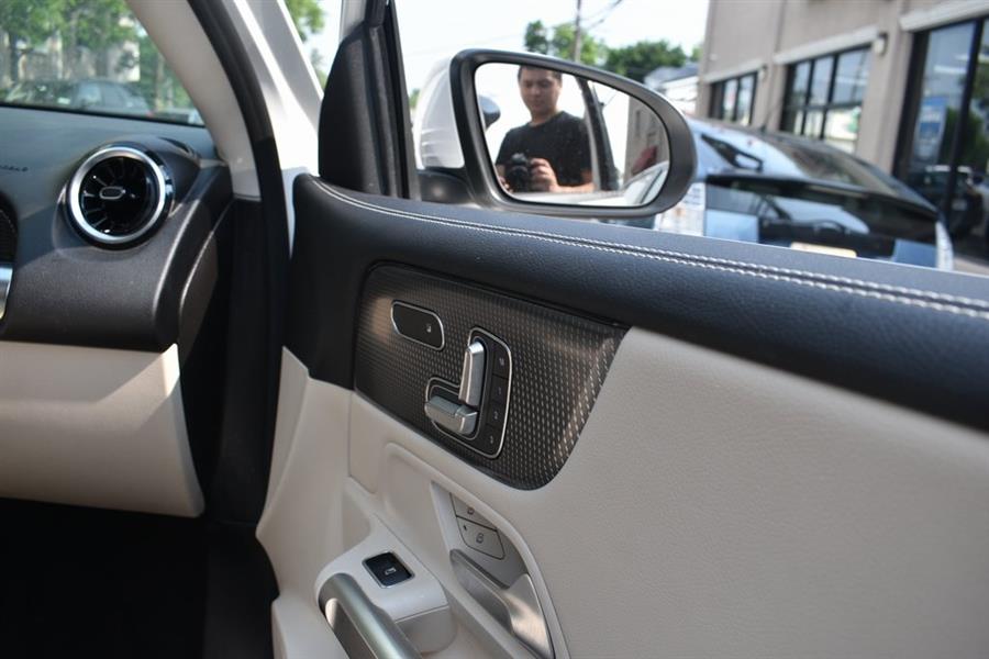 2021 Mercedes-Benz GLB GLB 250 photo