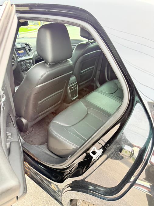 2016 Chrysler 300 4dr Sdn Limited RWD photo