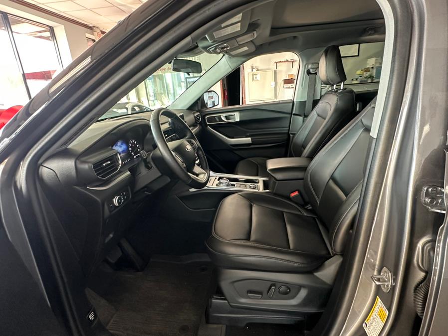 2022 Ford Explorer XLT 4WD photo