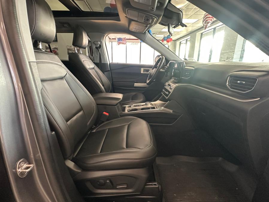 2022 Ford Explorer XLT 4WD photo