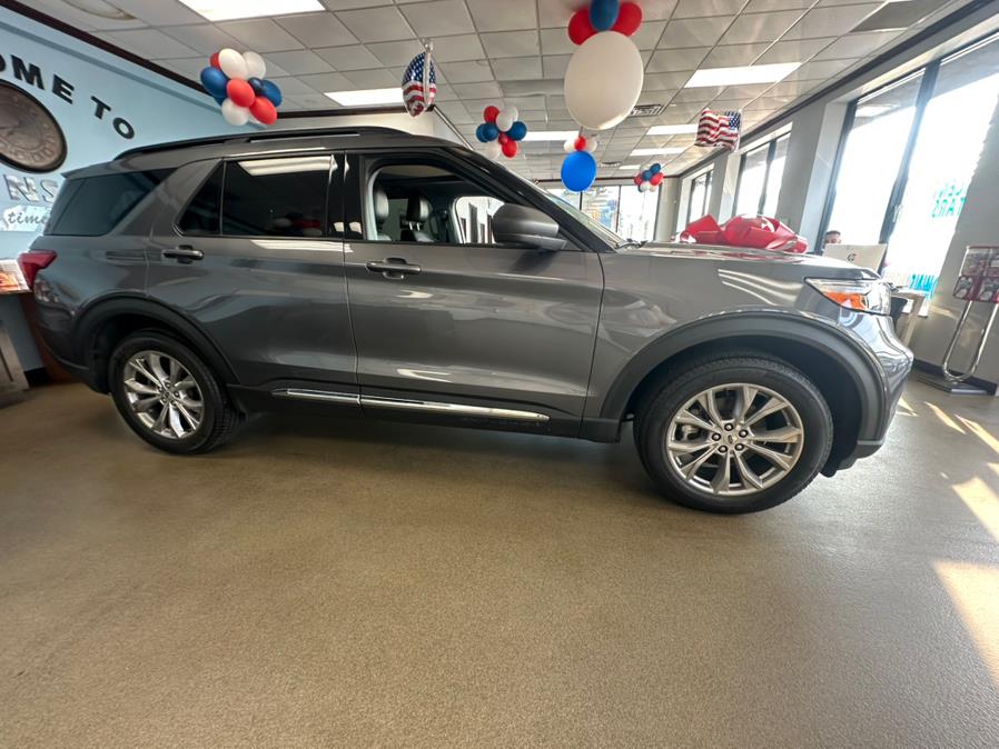 2022 Ford Explorer XLT 4WD photo