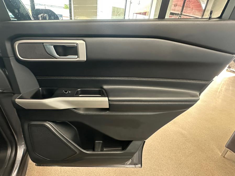 2022 Ford Explorer XLT 4WD photo