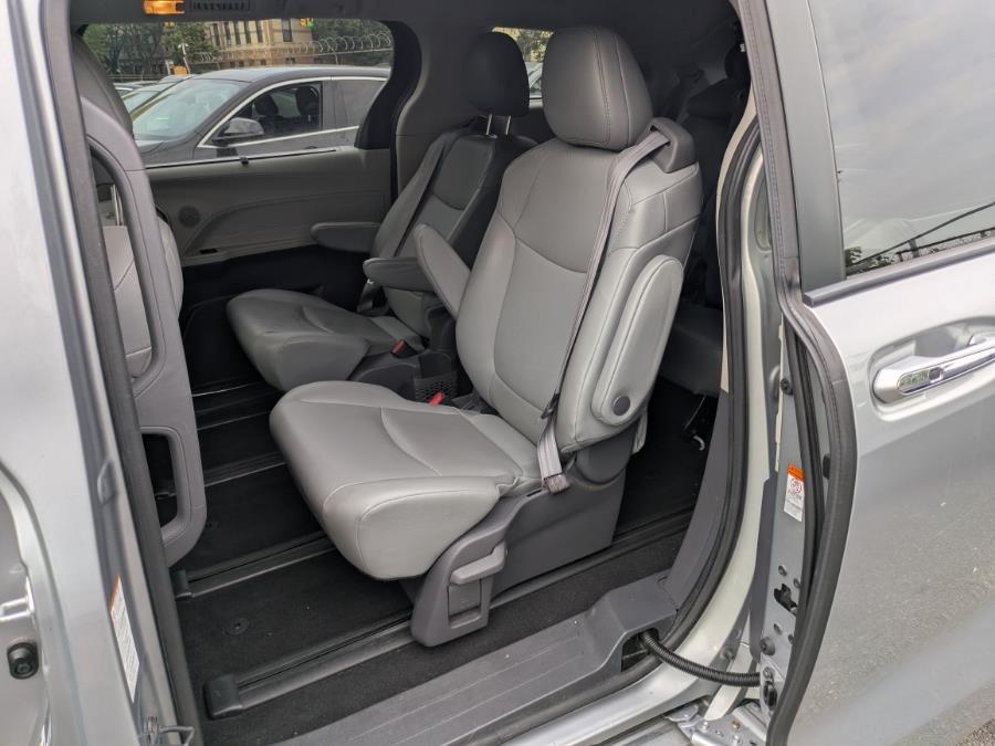 2021 Toyota Sienna XLE AWD 7-Passenger (Natl) photo