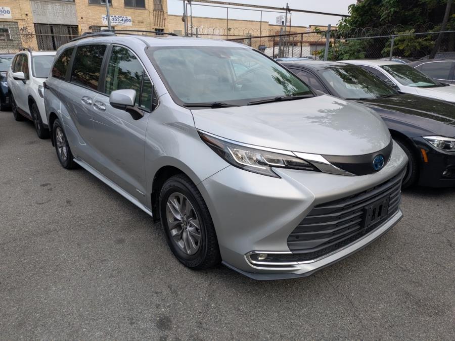 2021 Toyota Sienna XLE AWD 7-Passenger (Natl) photo