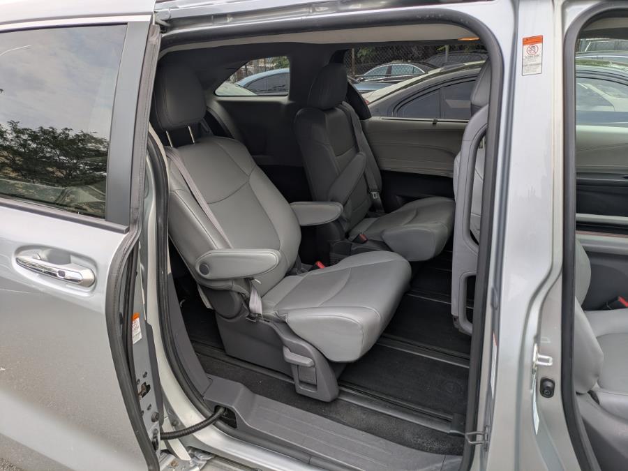 2021 Toyota Sienna XLE AWD 7-Passenger (Natl) photo