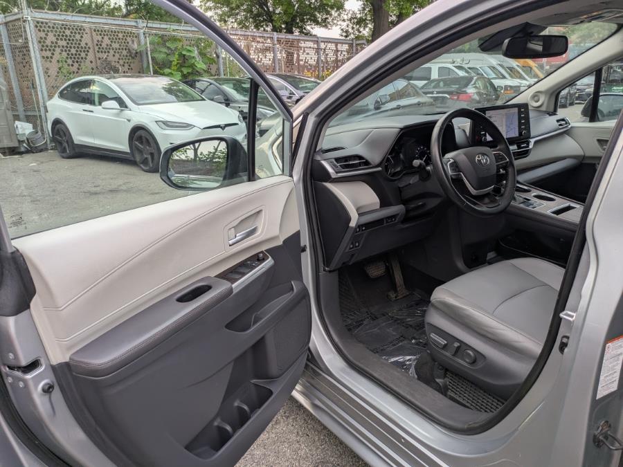 2021 Toyota Sienna XLE AWD 7-Passenger (Natl) photo