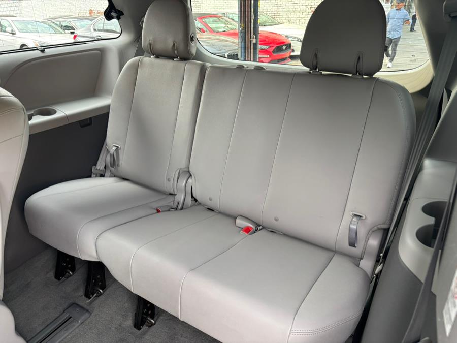 2015 Toyota Sienna 5dr 7-Pass Van XLE Premium AWD photo