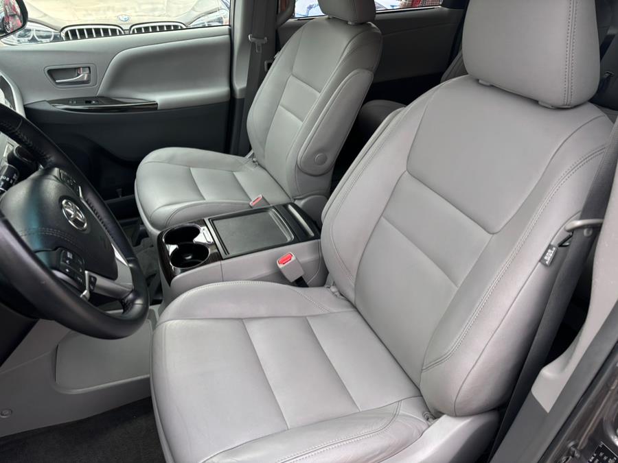 2015 Toyota Sienna 5dr 7-Pass Van XLE Premium AWD photo