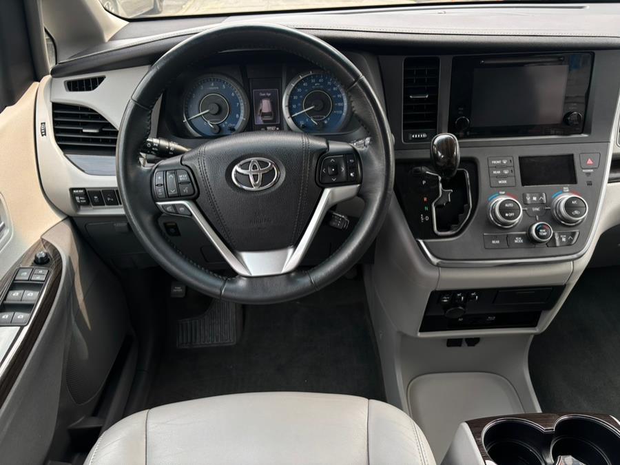 2015 Toyota Sienna 5dr 7-Pass Van XLE Premium AWD photo