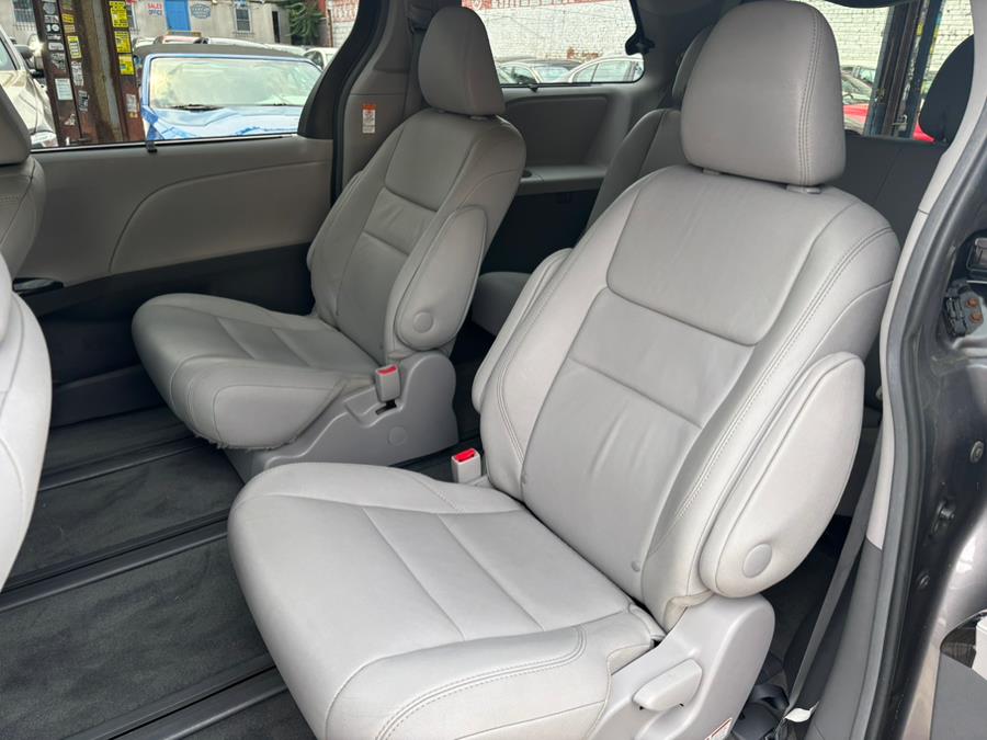 2015 Toyota Sienna 5dr 7-Pass Van XLE Premium AWD photo