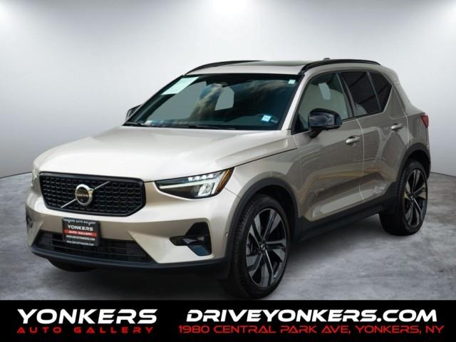 2023 Volvo XC40 B5 Ultimate Dark Theme AWD