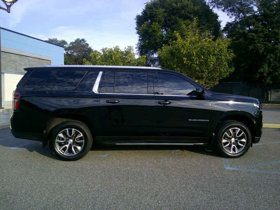 2021 Chevrolet Suburban LT photo 2