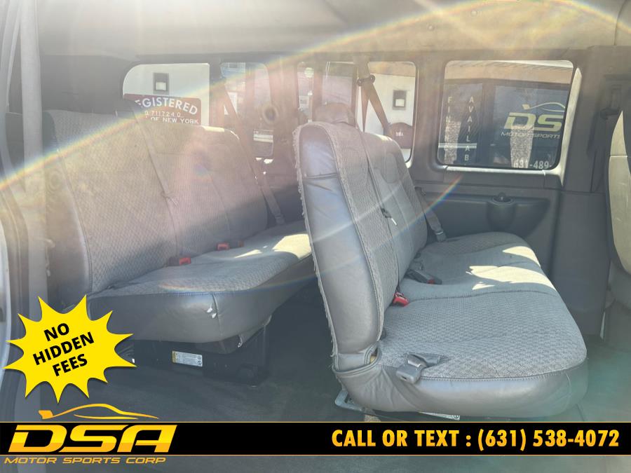 2018 Chevrolet Express Passenger LT photo 25