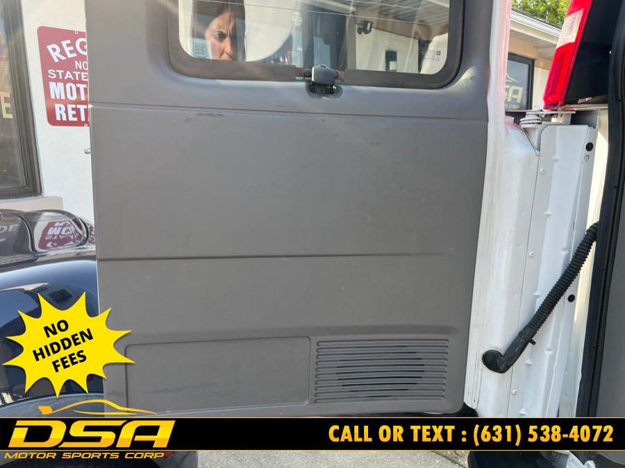 2018 Chevrolet Express Passenger LT photo 30