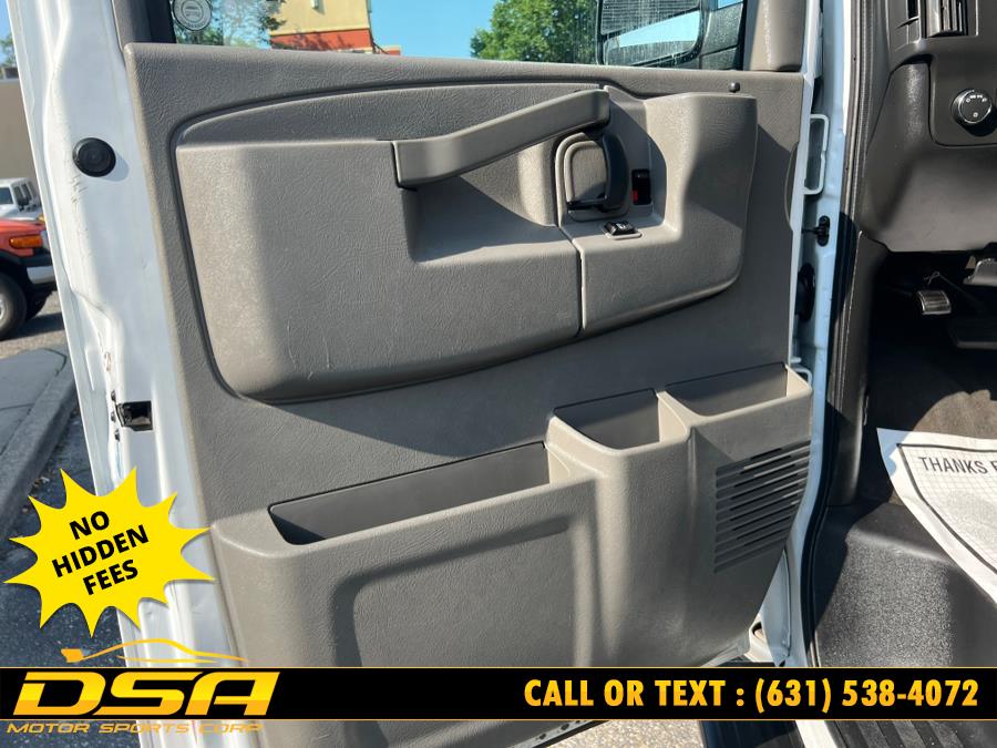 2018 Chevrolet Express Passenger LT photo 18