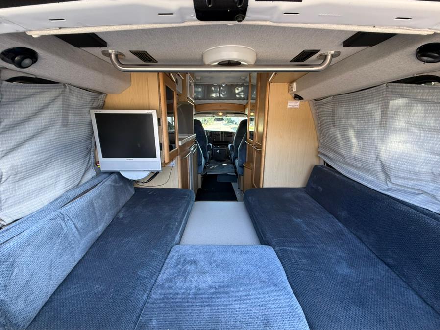 2004 Chevrolet Express 3500 photo 21