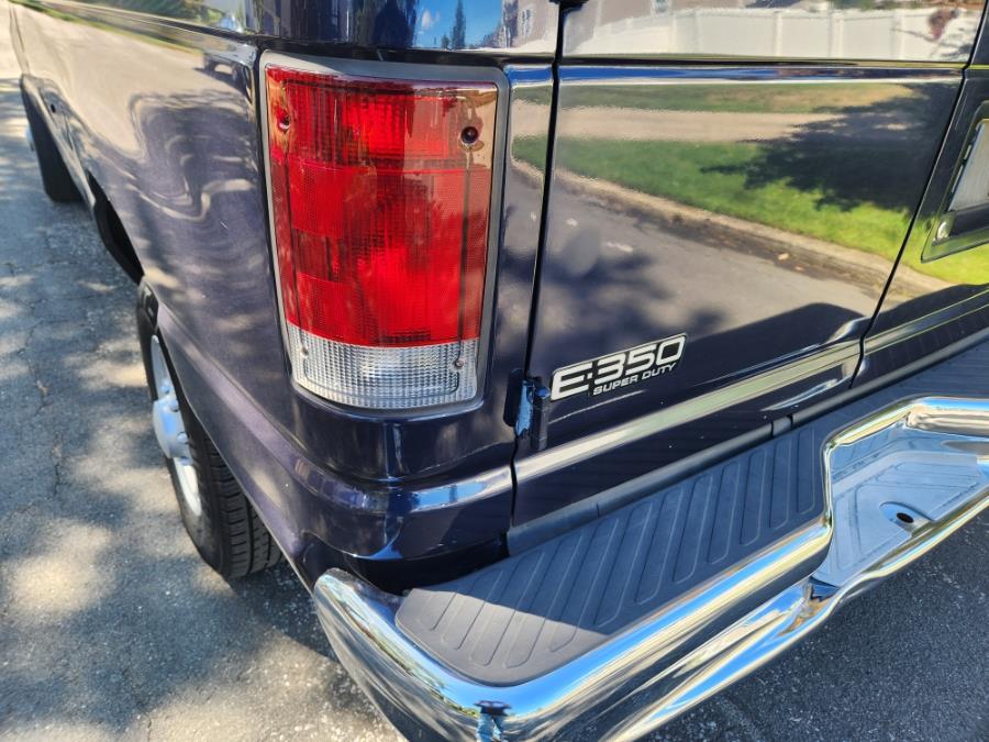 2003 Ford E-350 photo 24