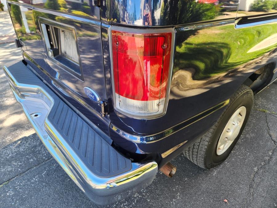 2003 Ford E-350 photo 25