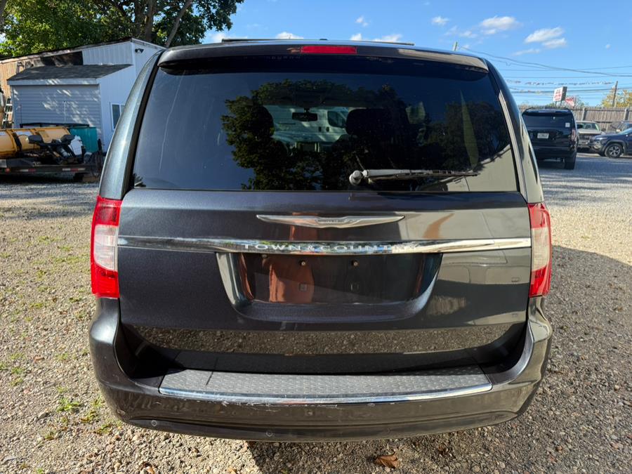 2013 Chrysler Town & Country photo 4