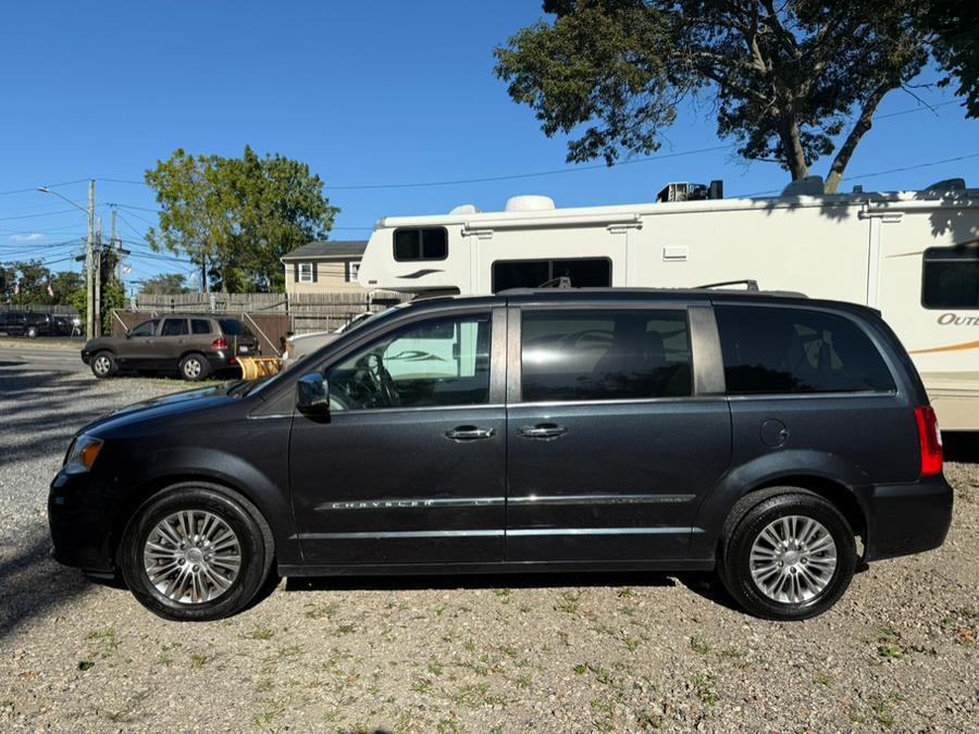 2013 Chrysler Town & Country photo 2