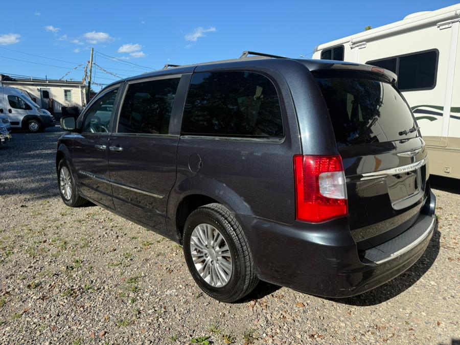 2013 Chrysler Town & Country photo 3